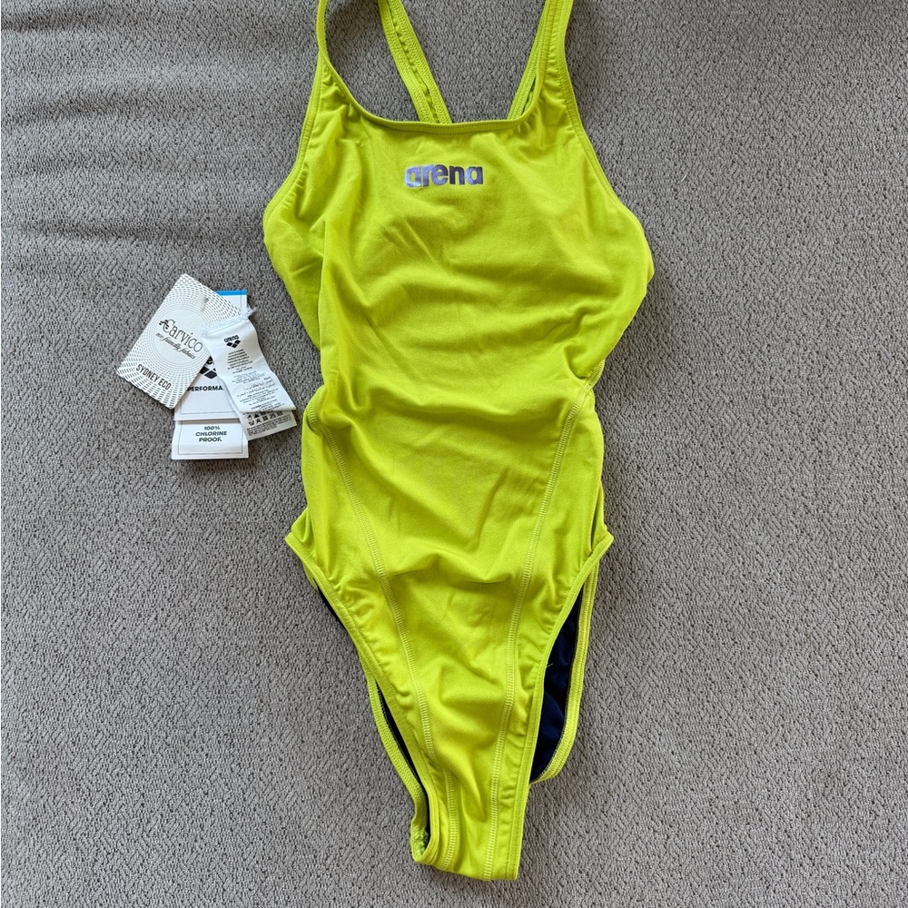 Arena Women's Solid Tech Back One Piece Swimsuit